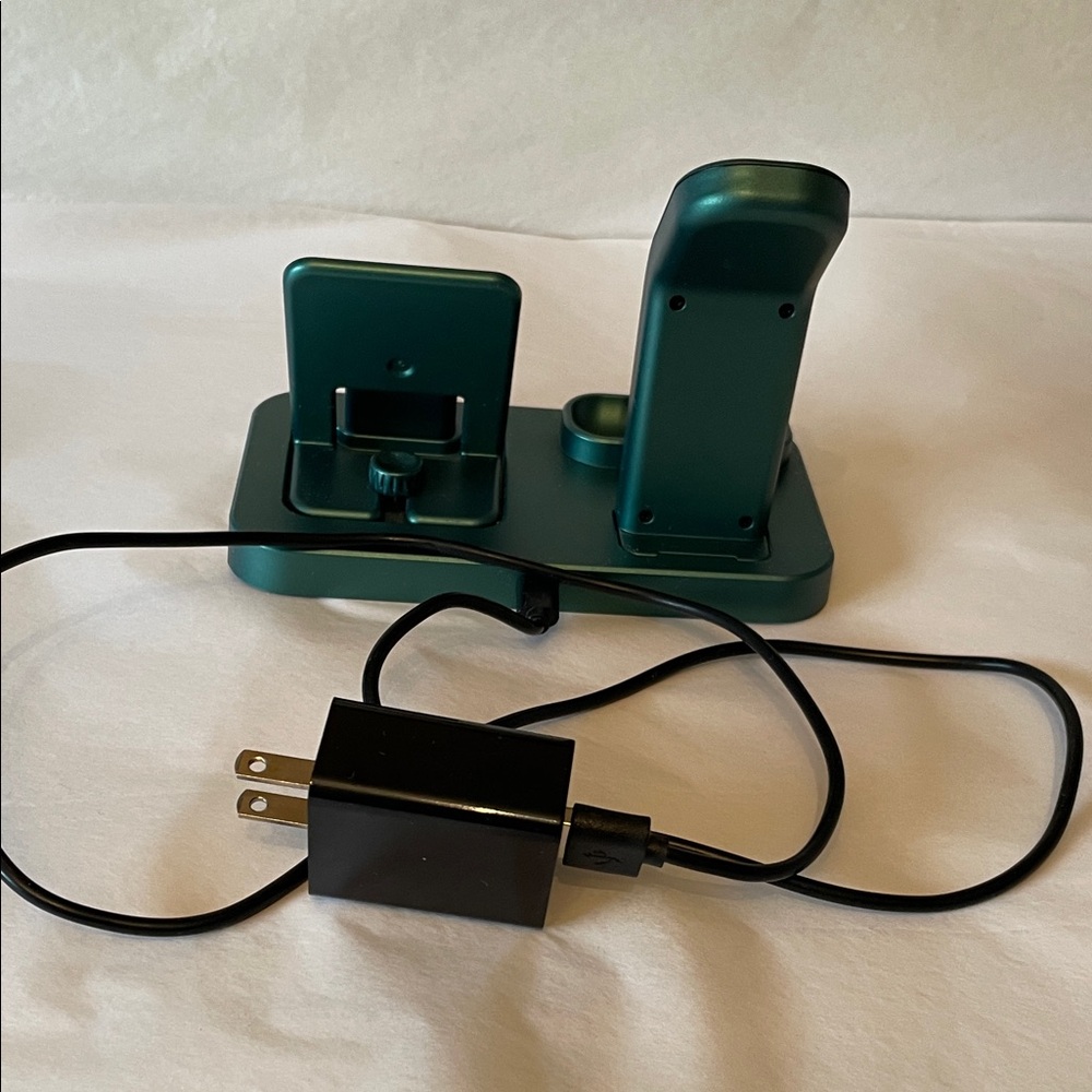 Universal Green Charging Station with Adapter - Picture 2 of 6